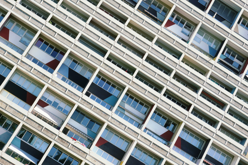 Мнение суда: Застройщик обязан устранить дефекты в построенном МКД даже если наличие спорных недостатков дома предусмотрено утвержденной проектной документацией